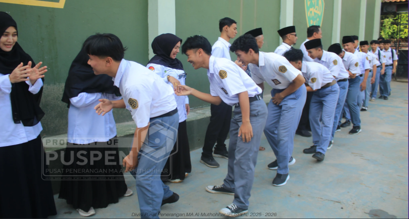 Mulai Hari dengan Kebersamaan, Upacara Pagi dan Halal Bihalal MA Al-Muthohhar Dalam Suasana Akrab