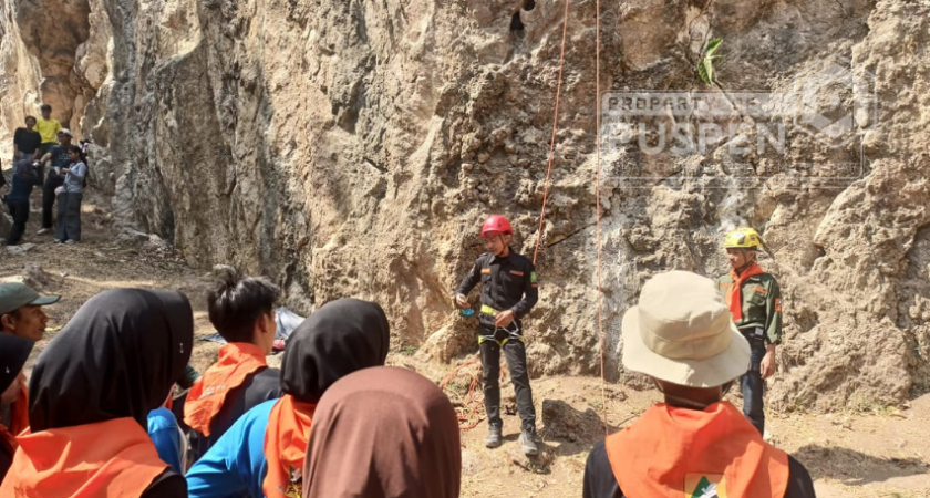 PAKAR Angkatan XXIX Perdalam Panjat Tebing dan Teknik Mountaineering