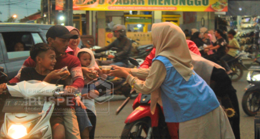 Aksi Berbagi di Tengah Ramadhan, Sejumlah Ekskul MA Al-Muthohhar Kolaborasi Bagikan Takjil Gratis