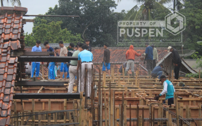 Dari Kepedulian Menjadi Aksi: Semangat Gotong Royong Siswa MA Al-Muthohhar untuk Almamater Tercinta